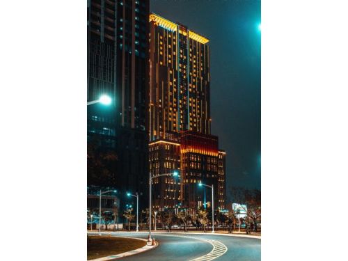 高雄萬豪酒店響應328關燈一小時，熄燈7,704盞守護地球，攜手公益傳遞愛